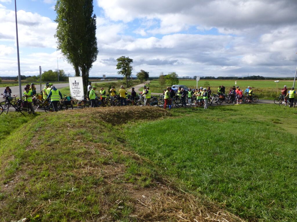 Vélorution Bicychouette : arret au point noir de la traversée de la RN83